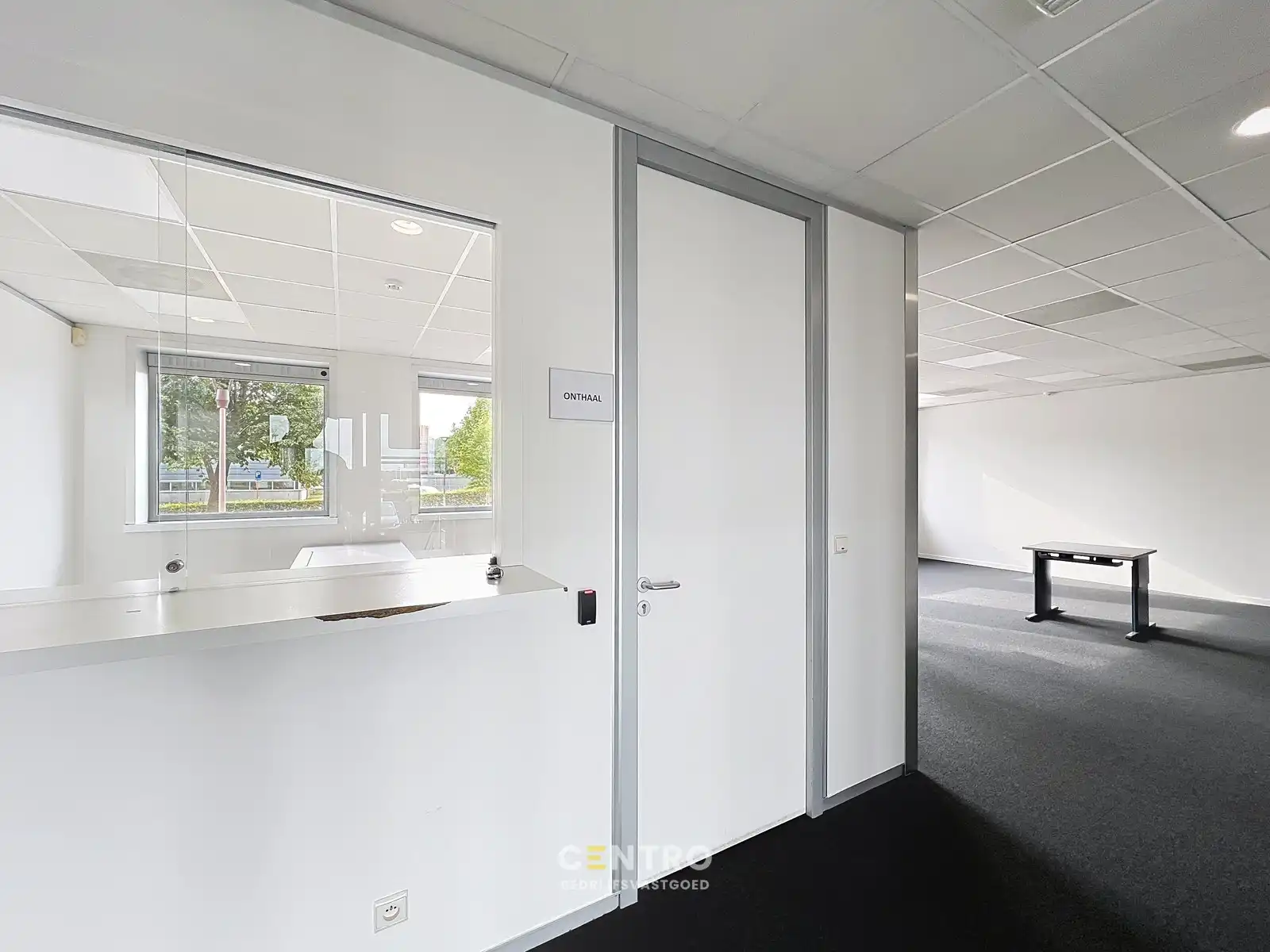 Instapklare KANTOORRUIMTE (± 700 m²) - ALL-IN formule (huur, verbruik, randaccomodatie, etc.) te IEPER. foto 4