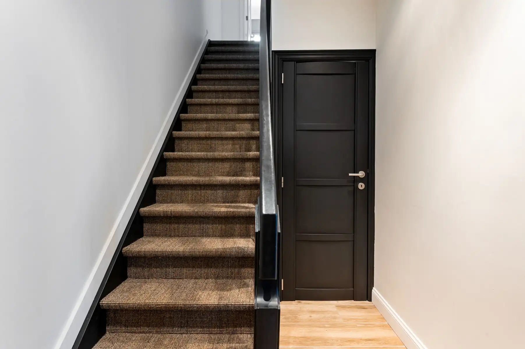 Instapklare woning met 2 slaapkamers, bureau en westgerichte tuin foto 2