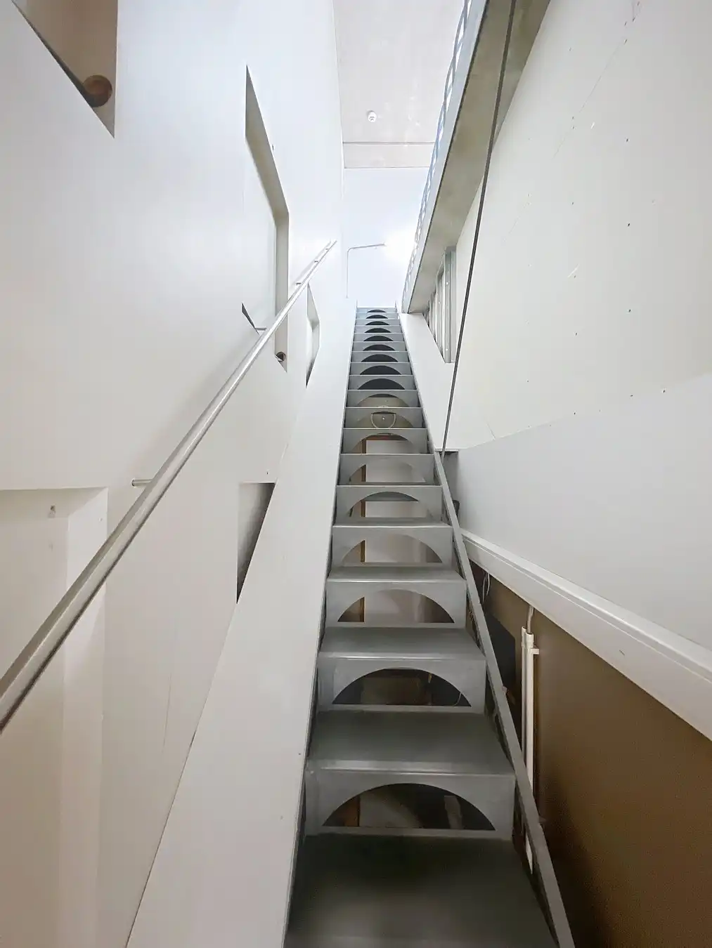 Winkelpand TE HUUR met industriële uitstraling in de Delaerestraat tussen stijlvolle handelszaken. foto 13