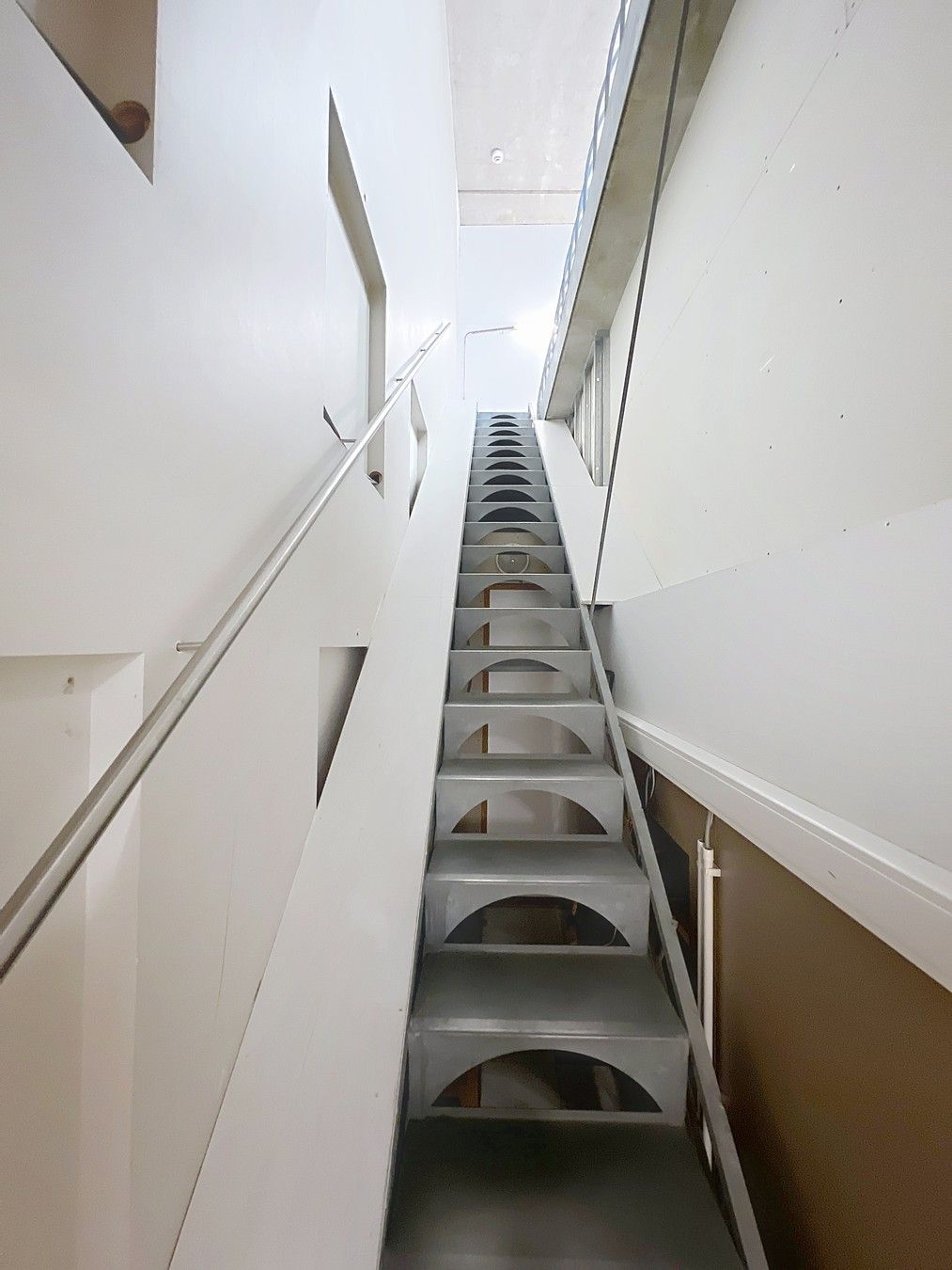 Winkelpand TE HUUR met industriële uitstraling in de Delaerestraat tussen stijlvolle handelszaken. foto 13