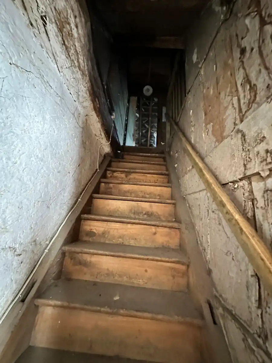 In de schaduw van de kerktoren bevindt zich deze mooie historische idyllische unieke pastorie.   foto 48