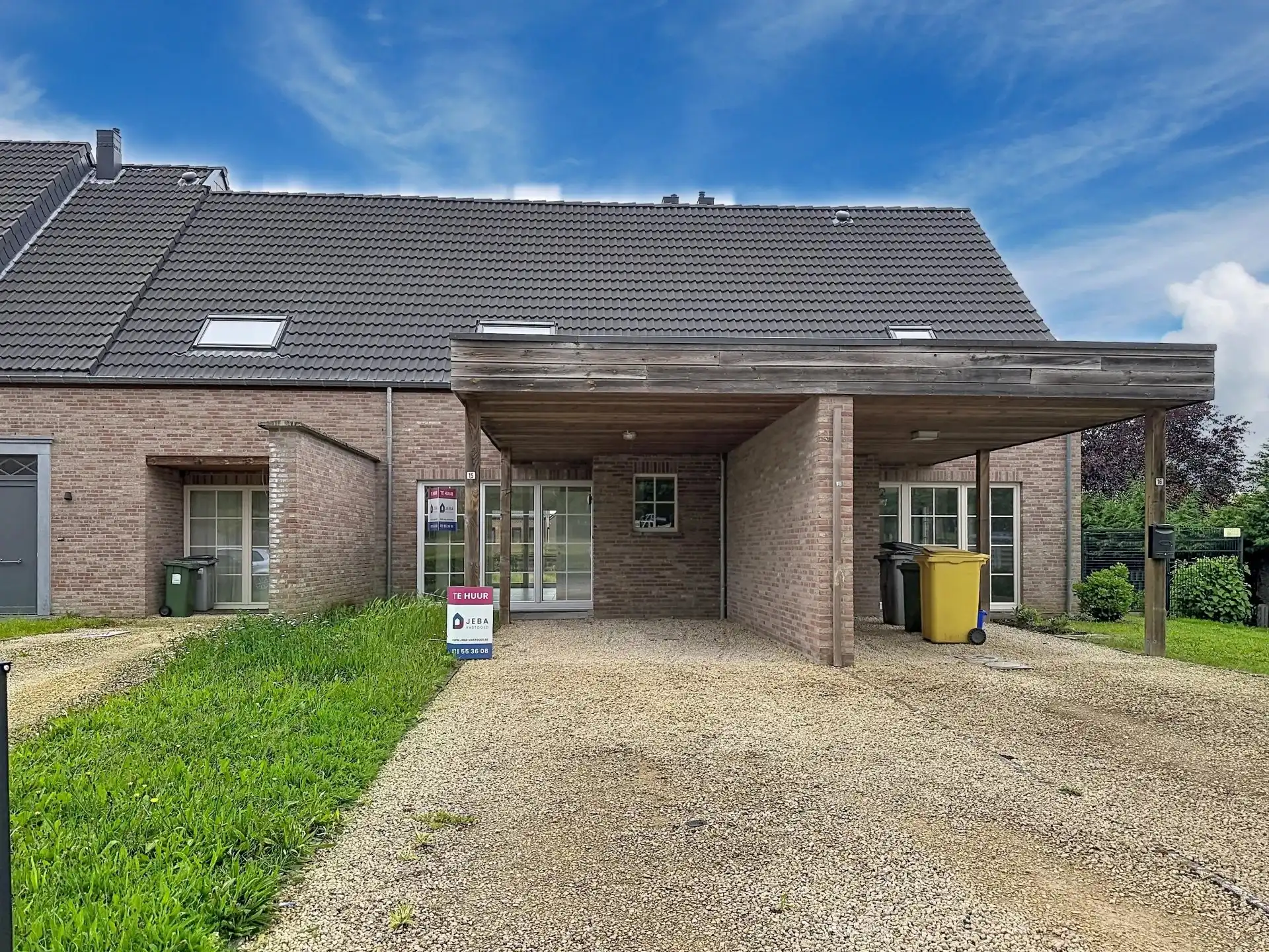 Gezellige woning met 2 grote slaapkamers, tuin en carport foto {{pictureIndex}}