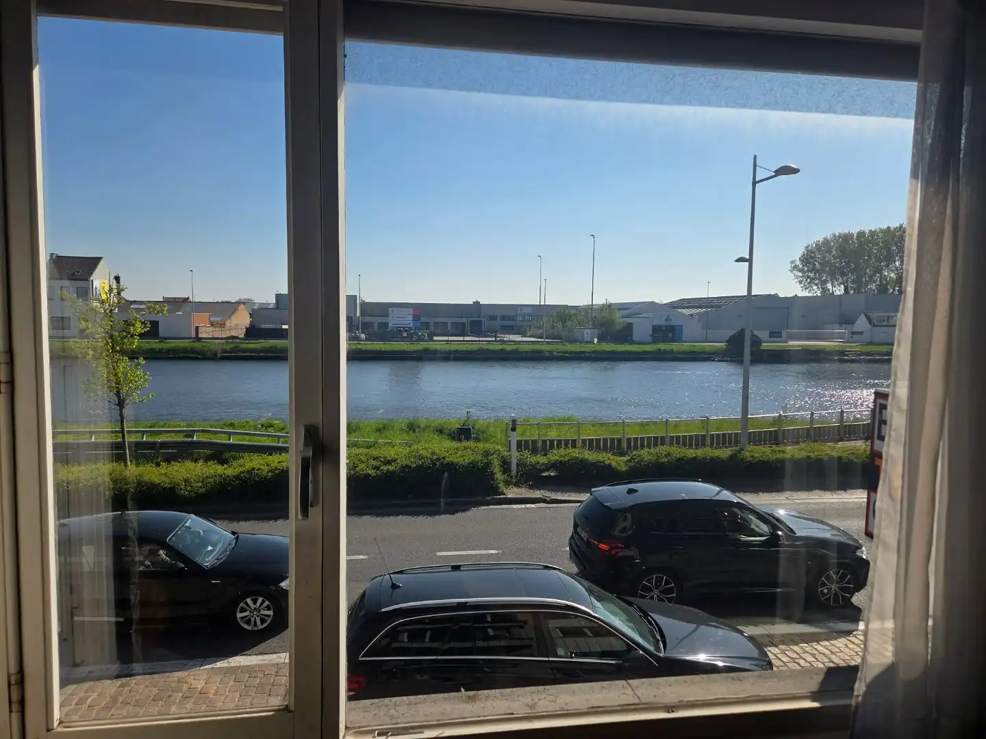 Hoofdfoto van de publicatie: Ruime woning met achterliggende atelier/garage en open zicht op kanaal Oostende - Brugge!