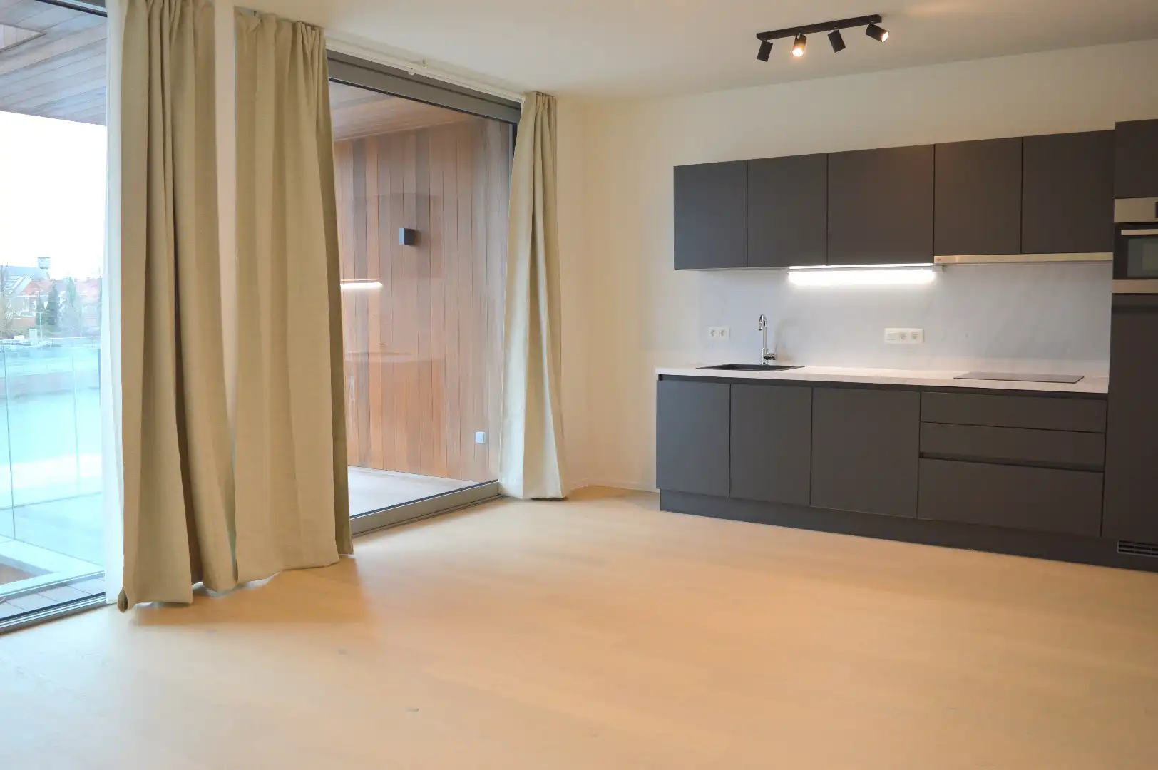 Recent appartement te koop in Kortrijk met frontaal zicht op de Leie foto 4
