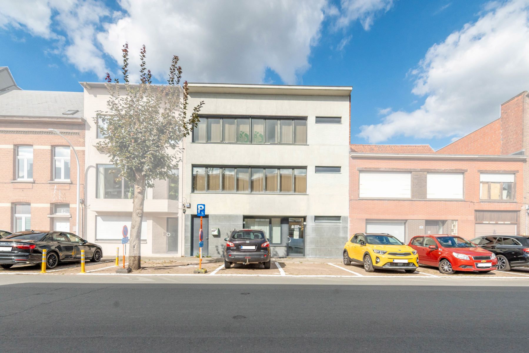 Kantoorgebouw op toplocatie. foto {{pictureIndex}}