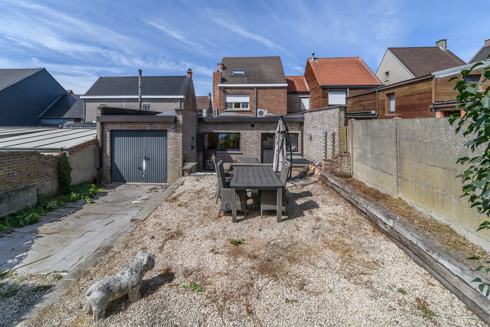 Gunstig gelegen,  ruime op te frissen gezinswoning foto 11