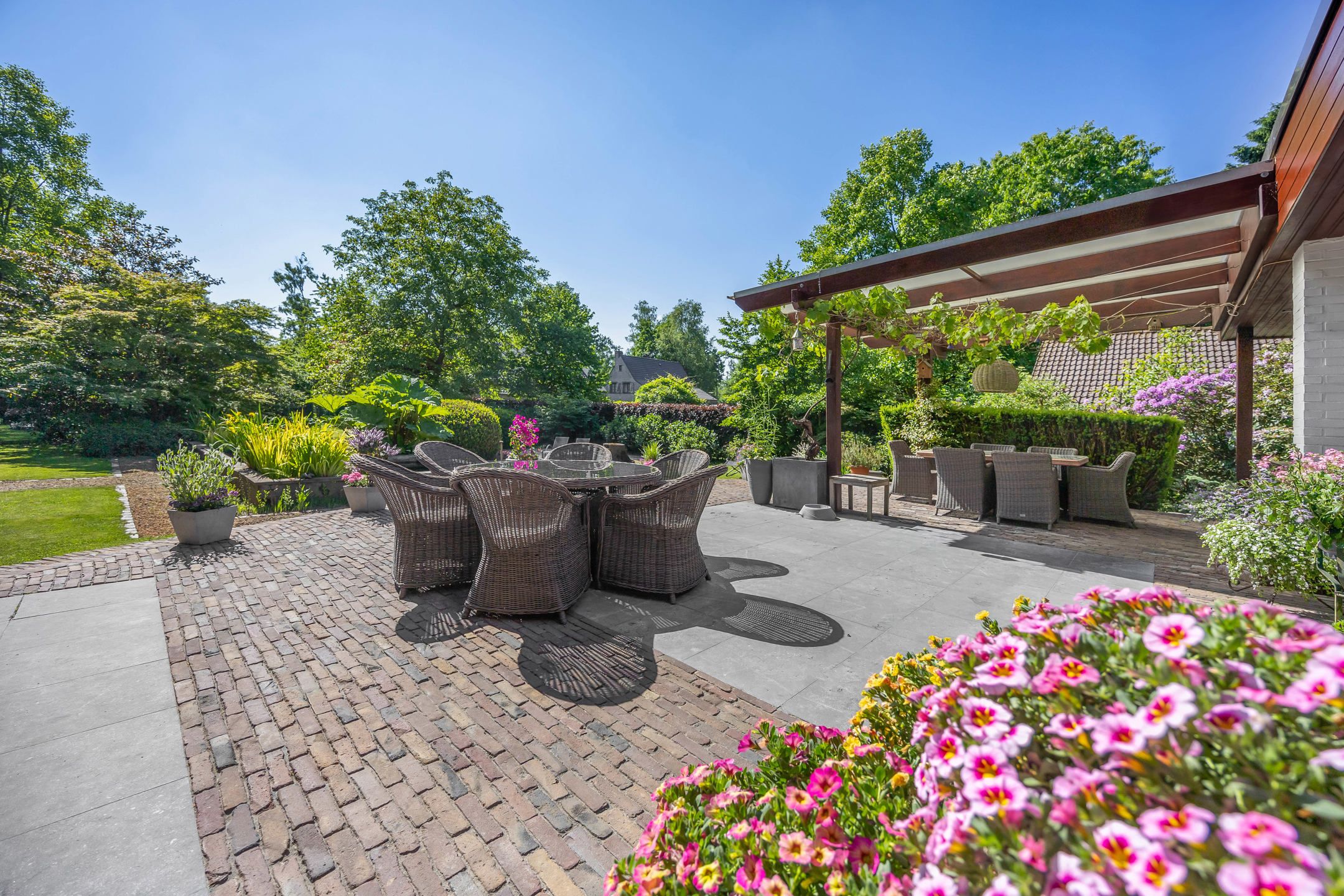 Laagbouwwoning op 2848 m² met Zwemvijver en Prachtige Tuin foto 13