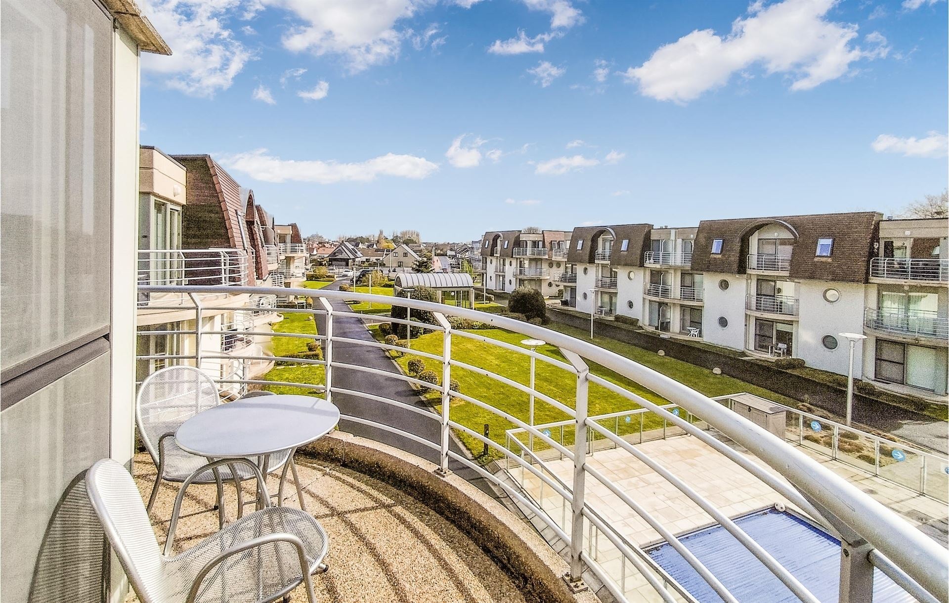 Gemeubeld 2-slpkm. app. met terras en gem. zwembad in Bredene foto 2