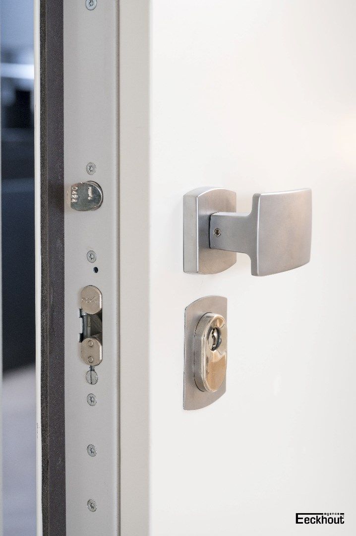 Instapklaar handelspand in de klassevolle vernieuwbouw 'Residentie Derycker'. foto 11