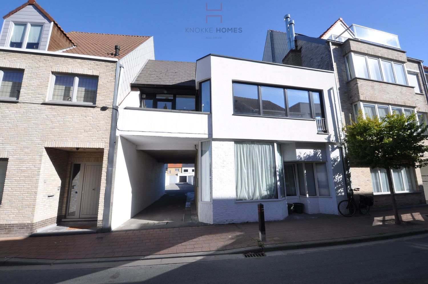 Overdekte parkeerplaats te huur in het centrum van Heist foto {{pictureIndex}}