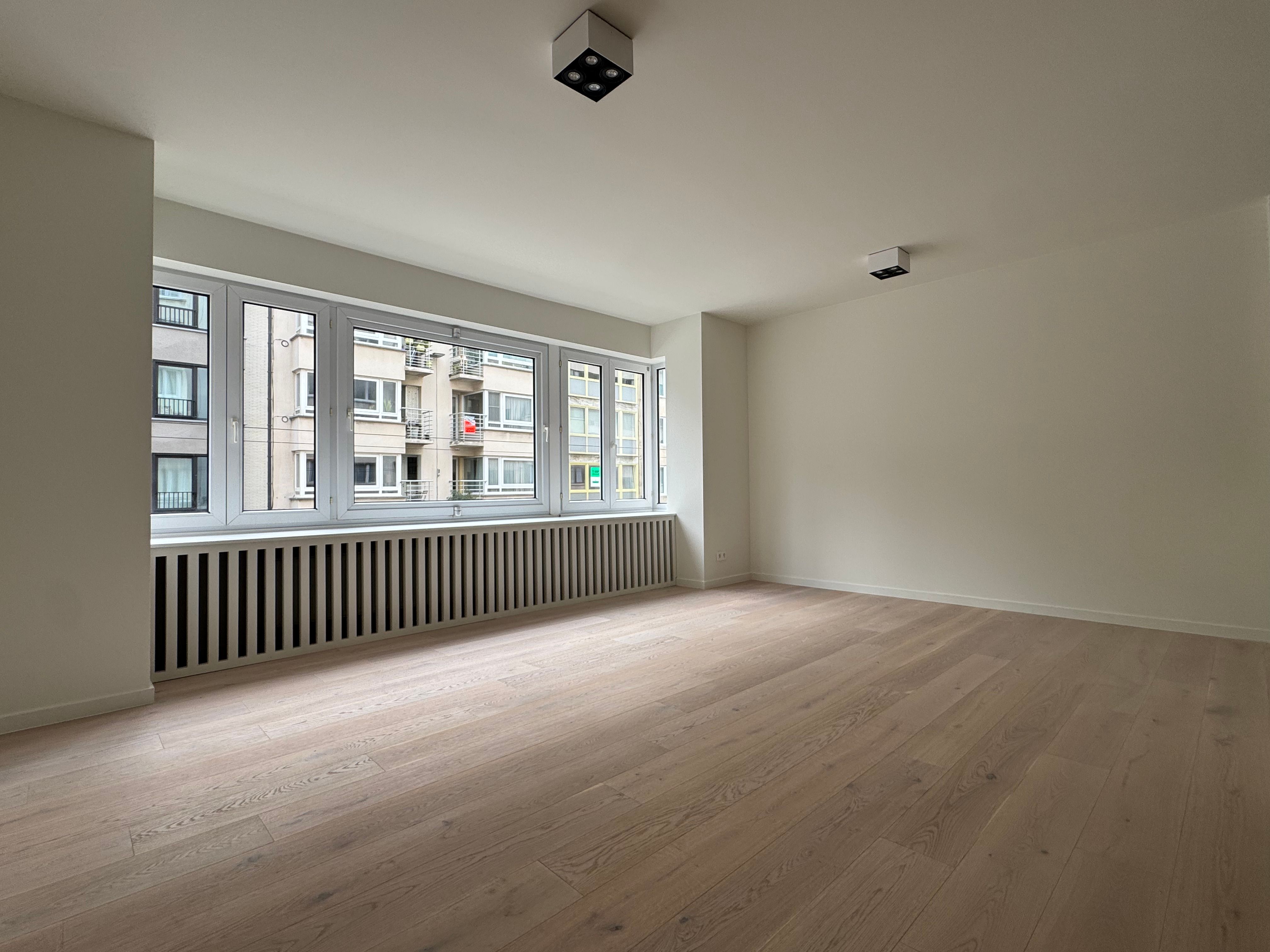 Stijlvol gerenoveerd appartement met 2 slaapkamers en terras foto 4