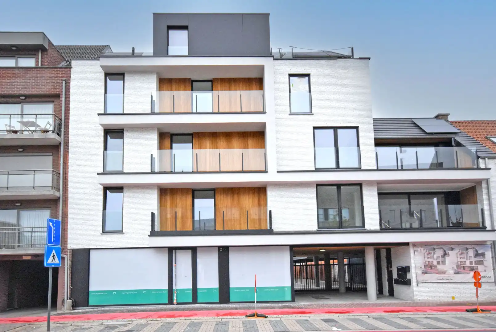 INSTAPKLAAR NIEUWBOUWAPPARTEMENT MET 2 SLAAPKAMERS, 2 TERRASSEN EN OVERDEKTE AUTOSTAANPLAATS foto {{pictureIndex}}