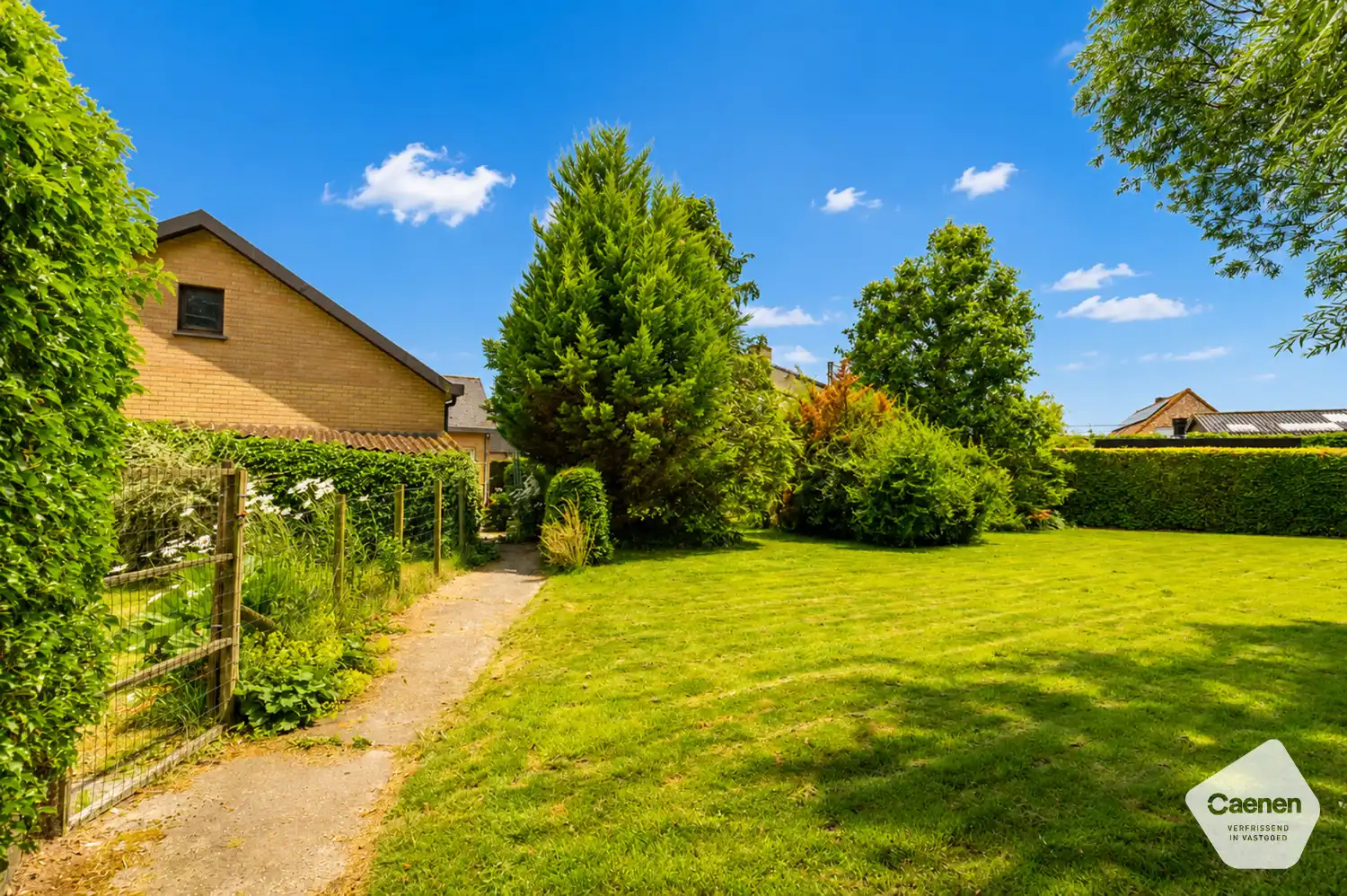 Te renoveren bungalow met 3 slaapkamers, garage en een prachtige tuin op een mooi perceel van 1000 m². foto 2