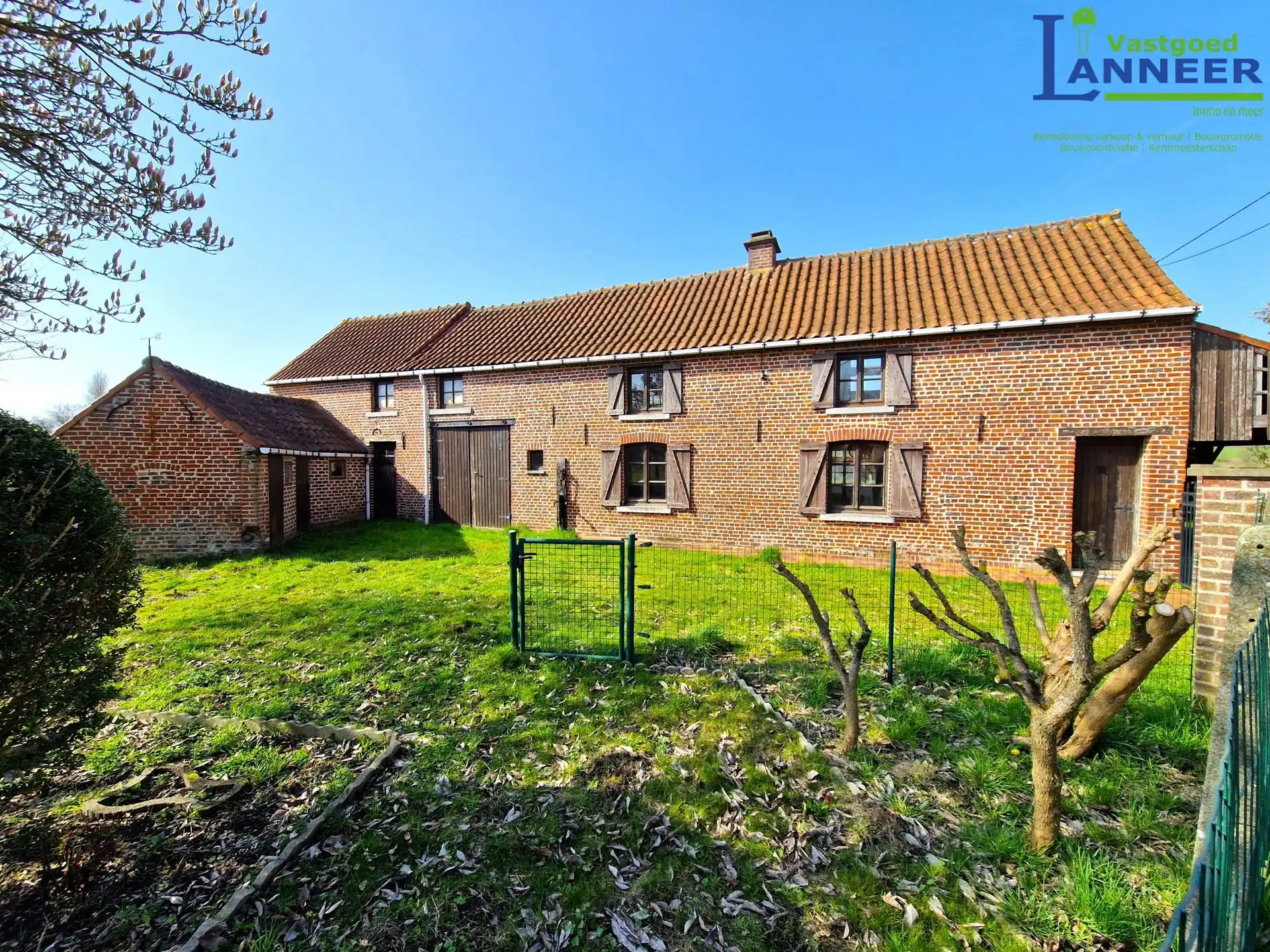 Charmante woning in een rustige straat omgeven door groen foto 2