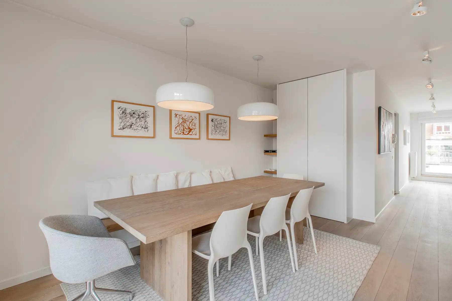 Uitzonderlijk ruim en modern gemeubelde triplex met zonneterras foto 3