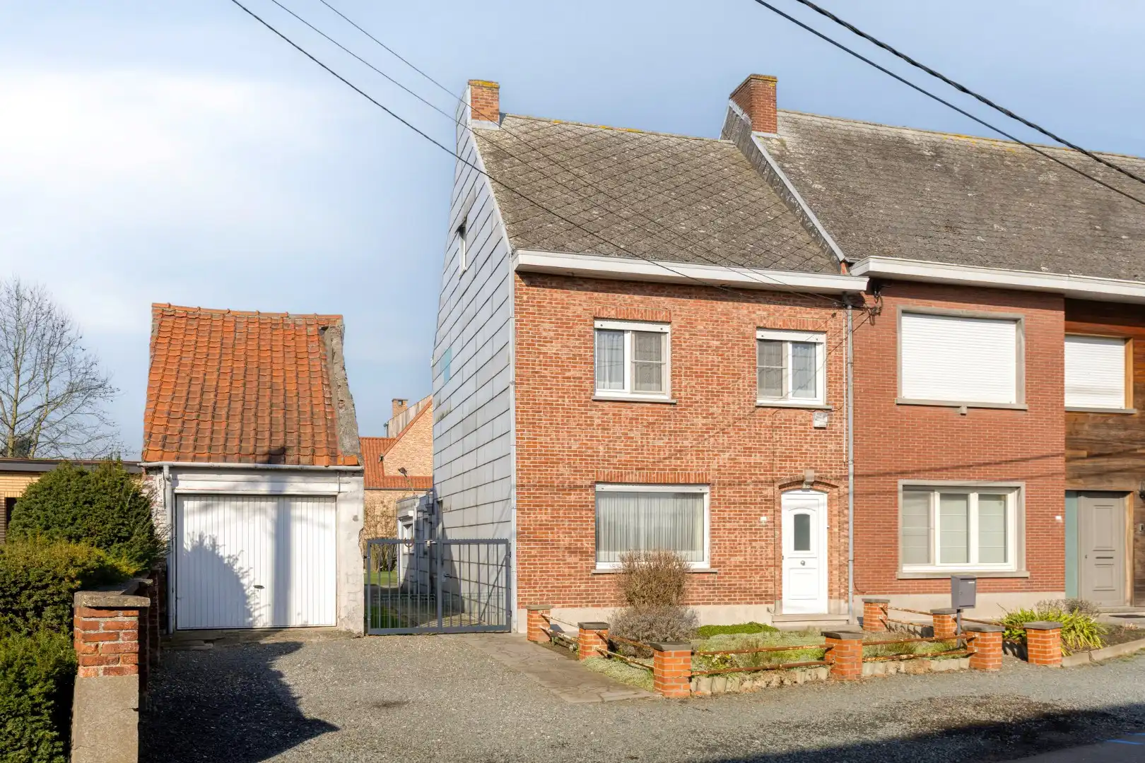 Halfopen bebouwing met 3 slaapkamers, tuin en garage - TOP-ligging en TOP-oriëntatie foto {{pictureIndex}}