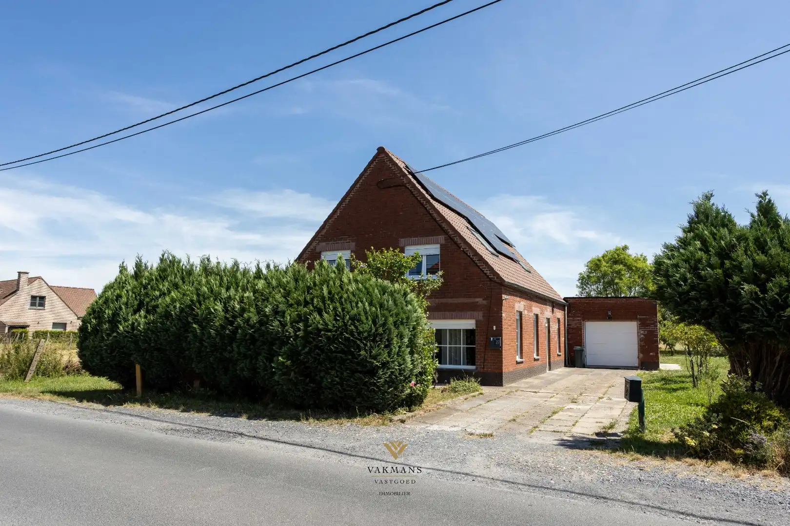 Alleenstaande woning op den buiten met 3 slaapkamers en garage foto 2