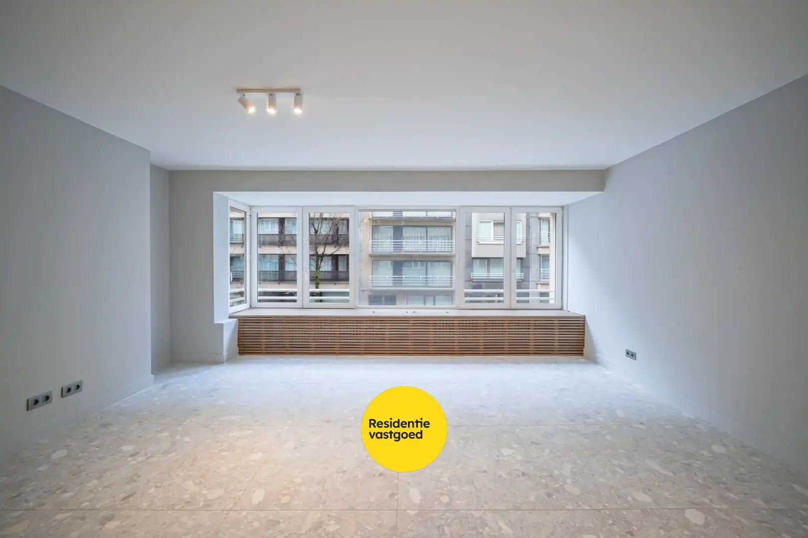 Gerenoveerd 2-slpk appartement met balkon en lift in Oostende foto 3