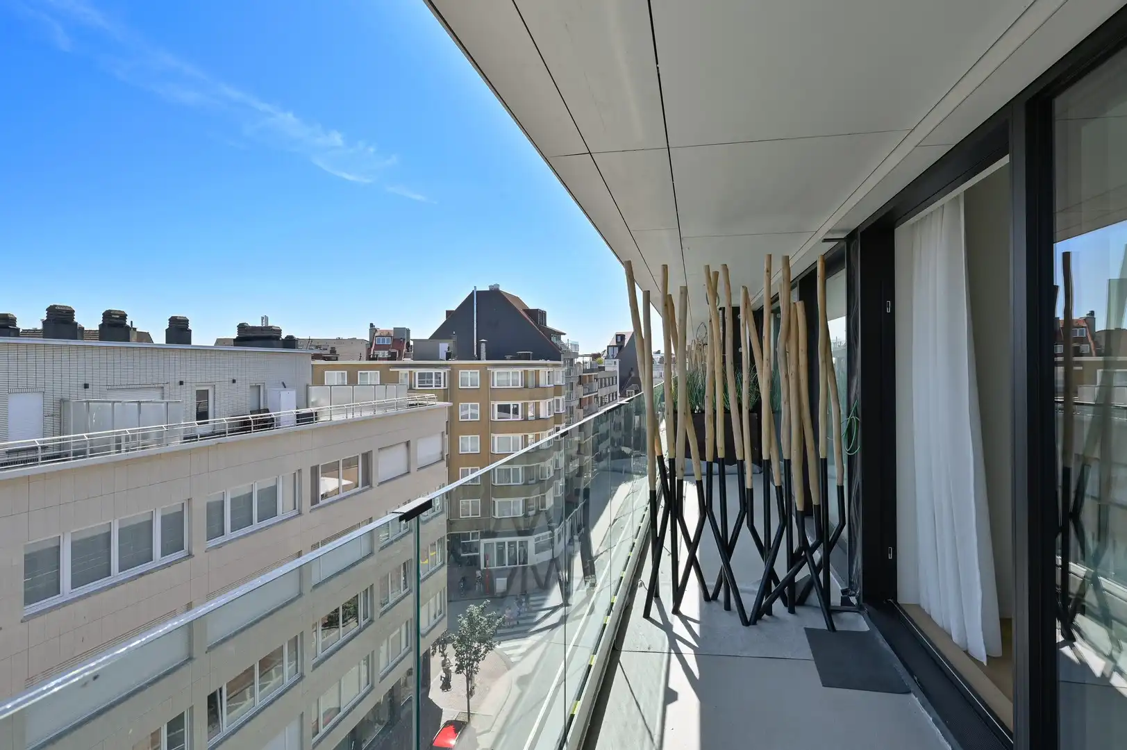 Volledig gerenoveerd appartement met zuidgericht terras heel centraal gelegen op de Kustlaan. foto 2