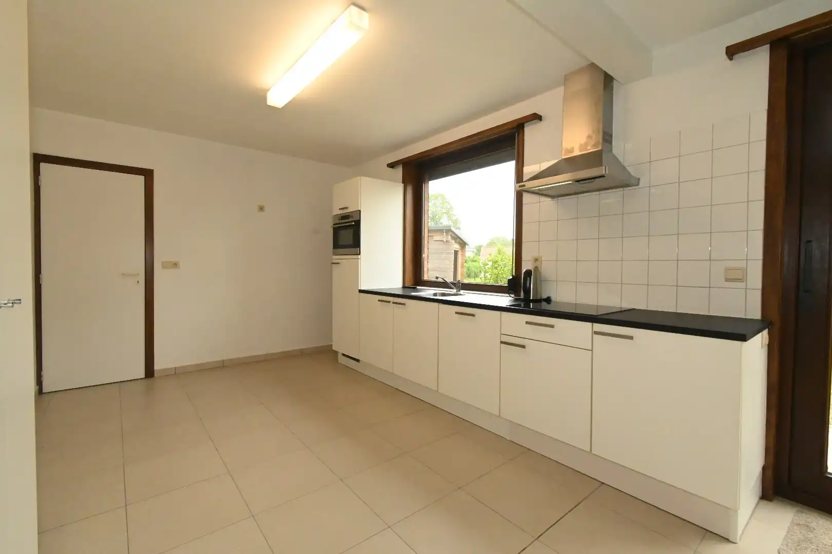 Ruime halfopen woning met parkeerplaats en tuin  foto 8