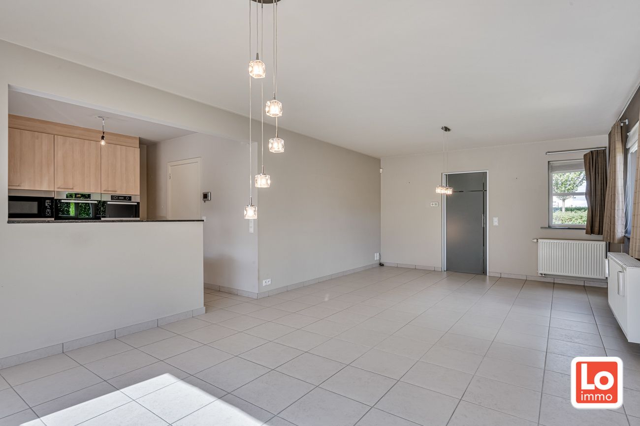 Instapklare en energiezuinige halfopen woning met inpandige garage op een rustige ligging en toch op wandelafstand van het centrum van Lochristi en de groene wandelregio rond de Rozelaredreef/Kasteeldreef! foto 4