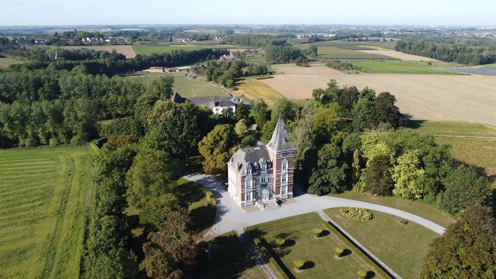 Hoofdfoto van de publicatie: Instapklaar kasteeldomein met vierkantshoeve