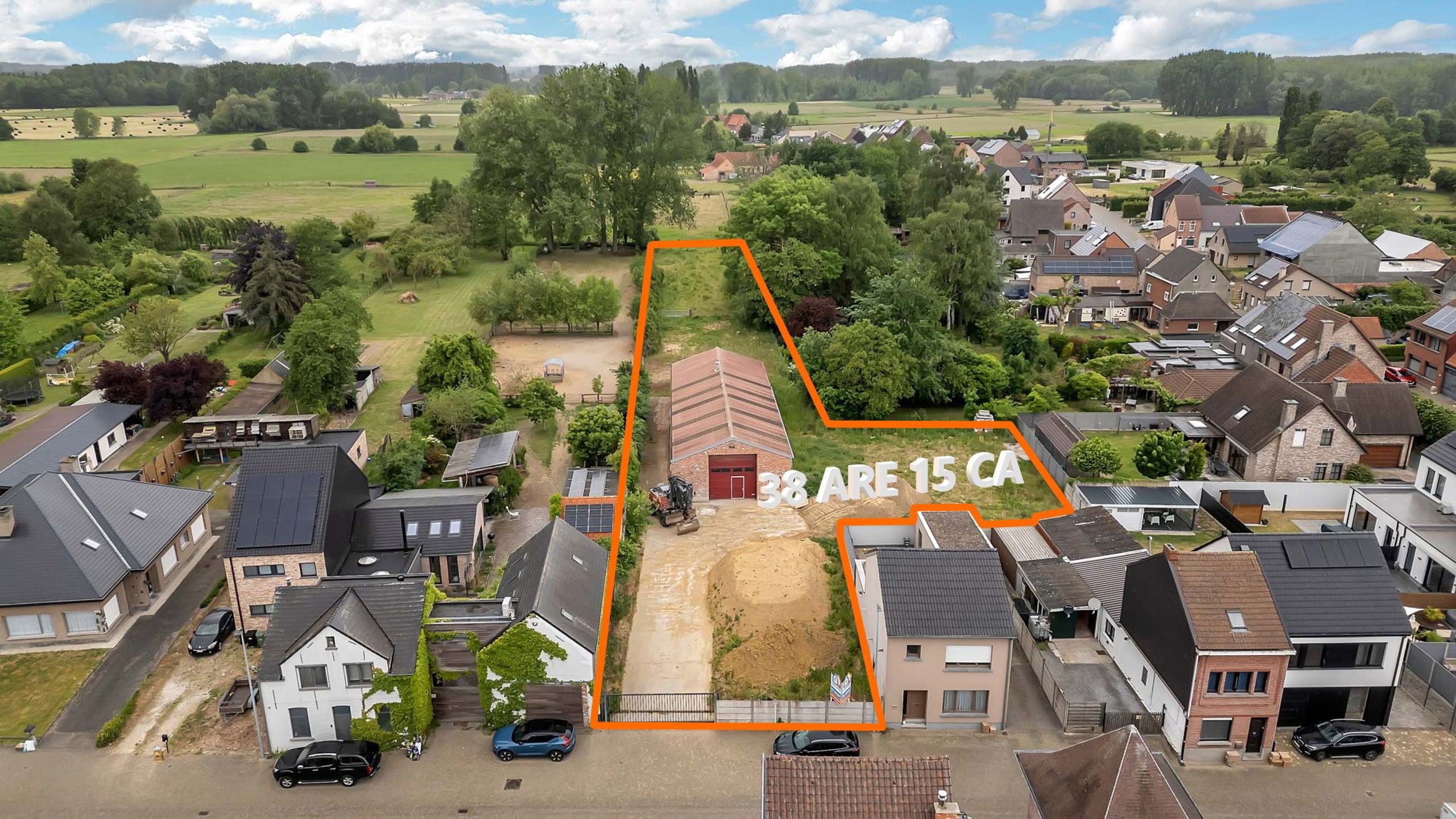 Te renoveren loods met bijhorende percelen  foto {{pictureIndex}}