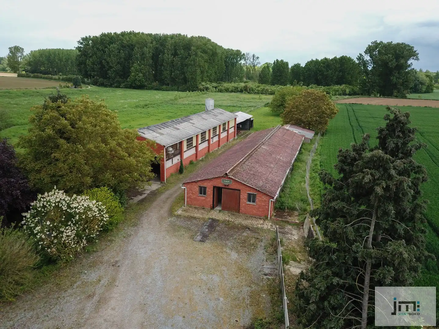 Woning met grote stallen foto 14
