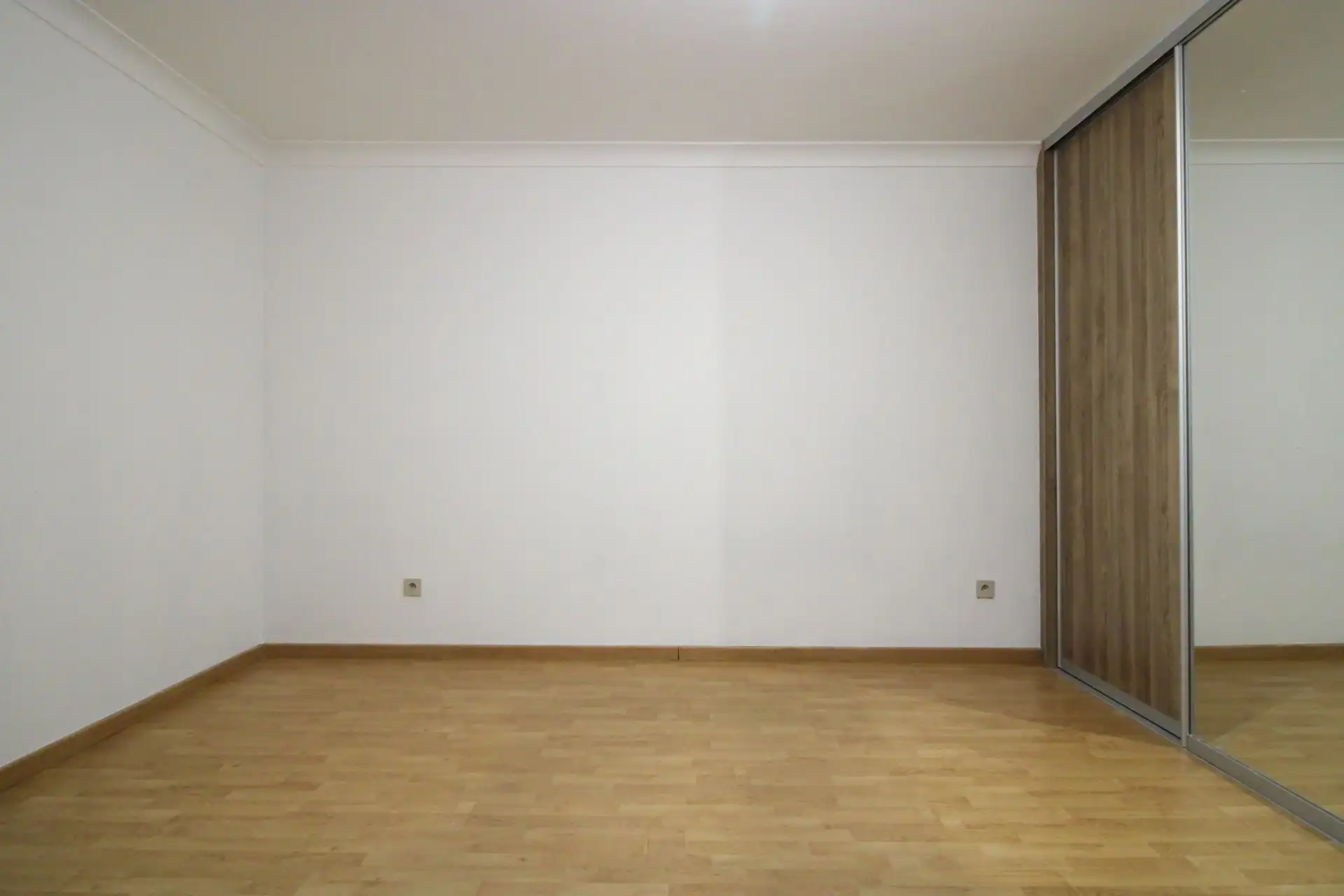 Gelijkvloers appartement met 2 slaapkamers, autostaanplaats en kelderberging in Maasmechelen! foto 9