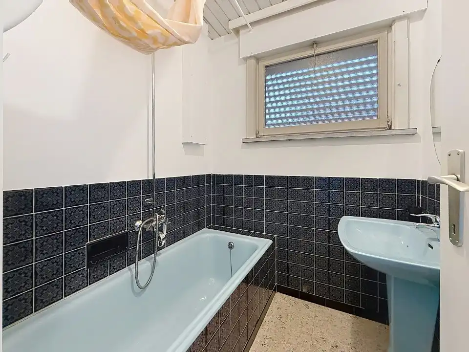 Centraal gelegen te renoveren ruime woning foto 5