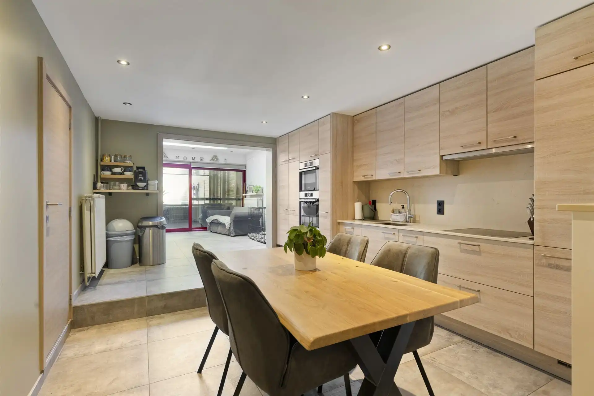 Ruime woning met handelsruimte(57m²)en opslagruimte(462m²). foto 9