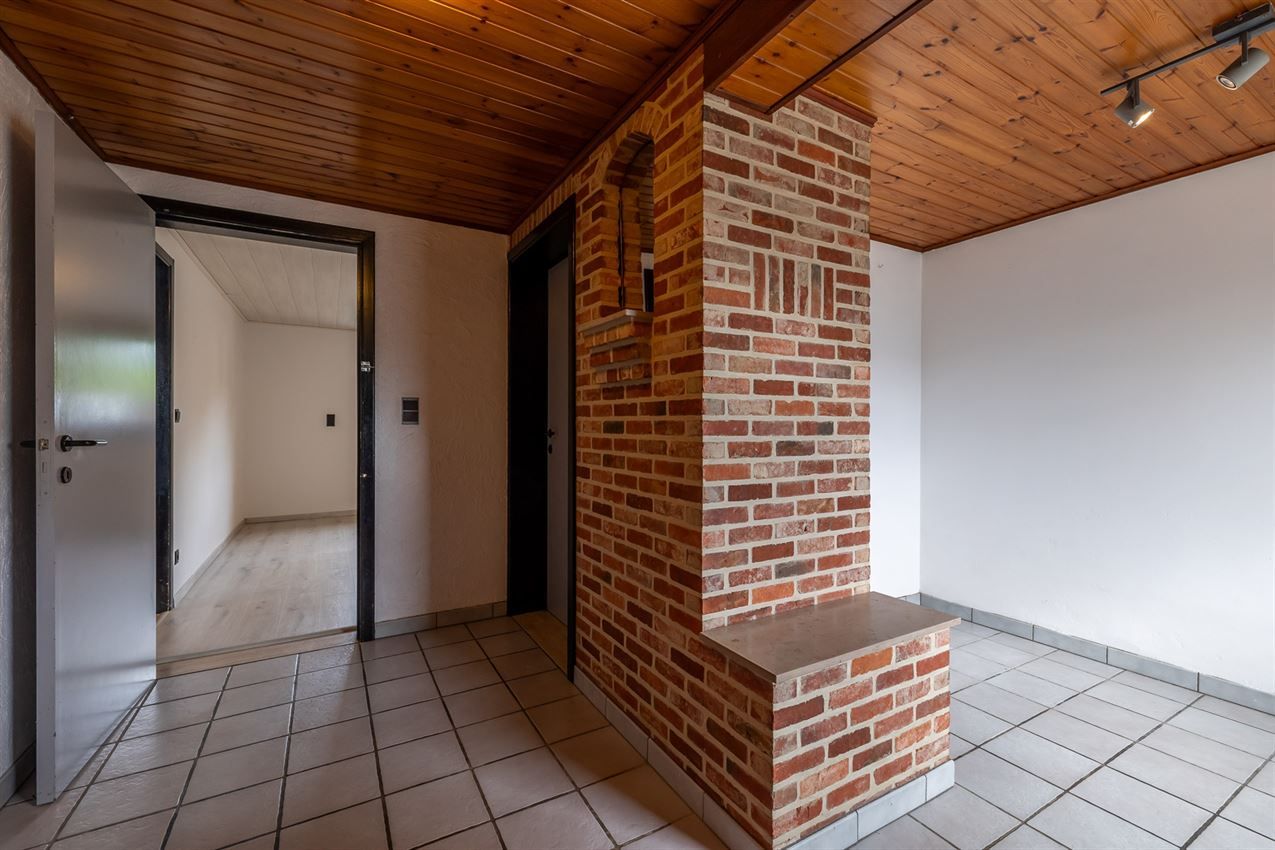 Vrijstaande woning met 3slk op 22a40ca op strategische ligging foto 5
