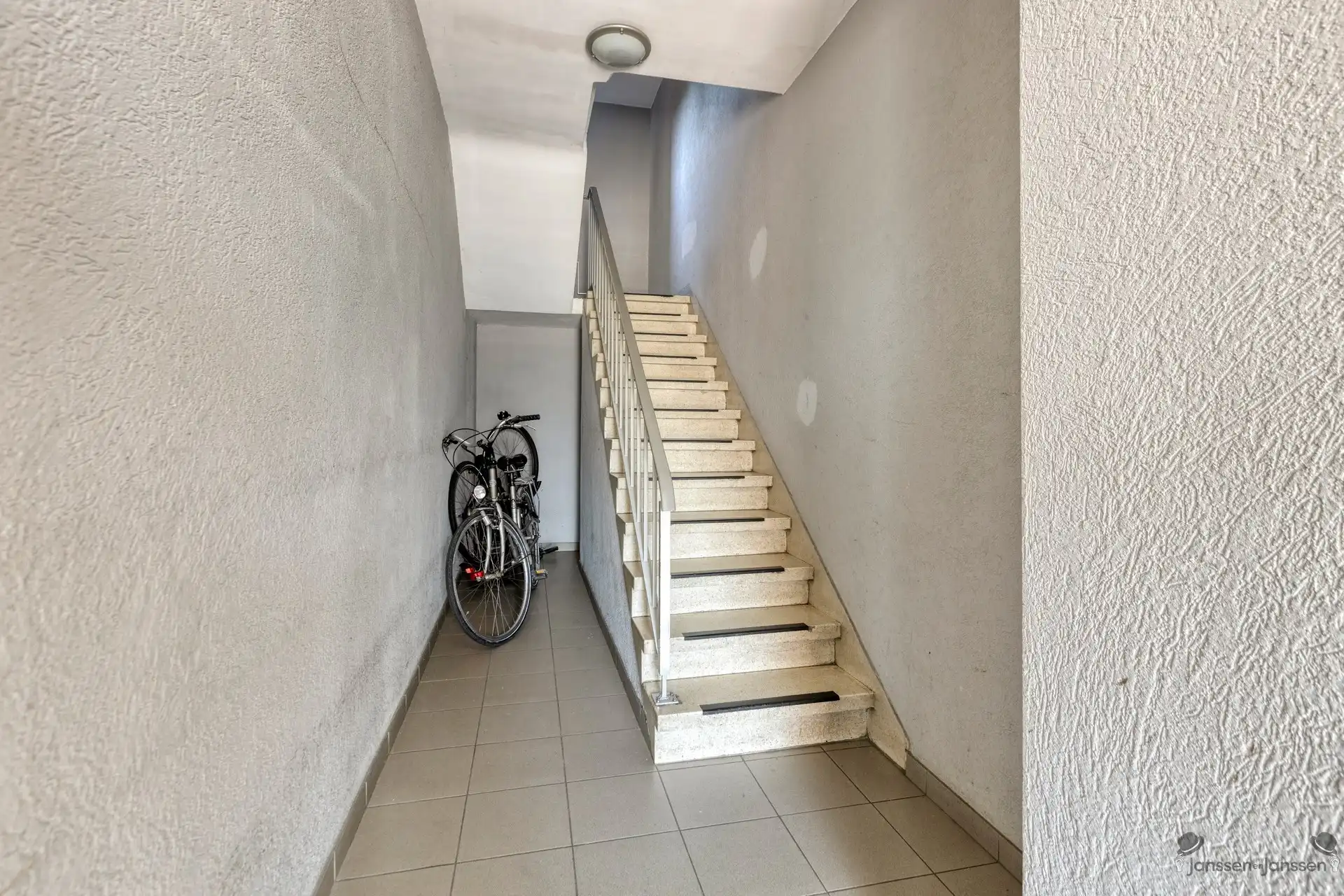 Commercieel handelspand met ruim appartement op toplocatie in Hasselt foto 9