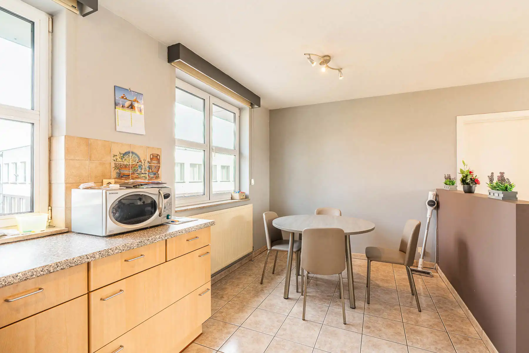 Ontzettend ruim en lichtrijk duplex-appartement incl garagebox foto 8