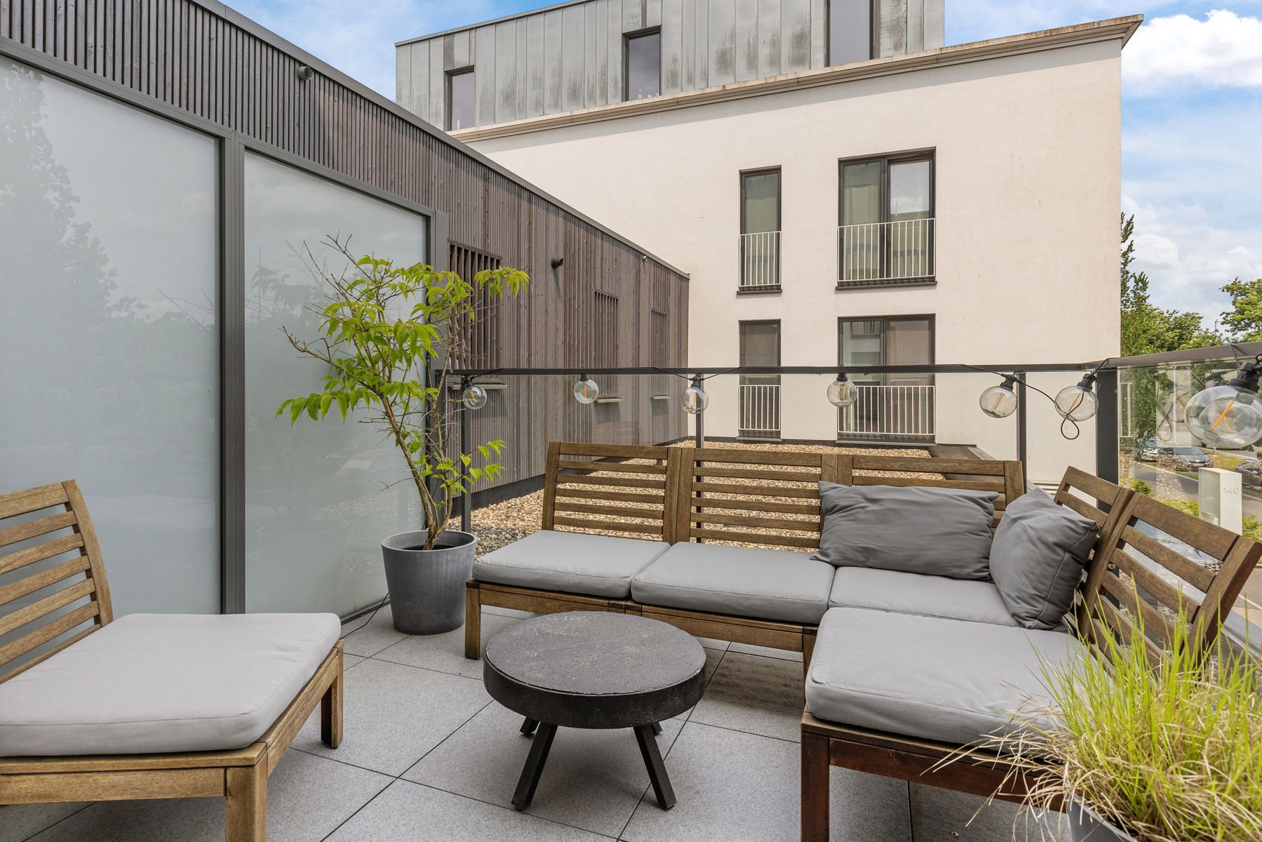 Modern 1-slpk. appartement met terras en parking foto 14