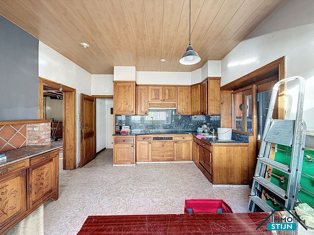 Ruime te renoveren woning met veel potentieel foto 4