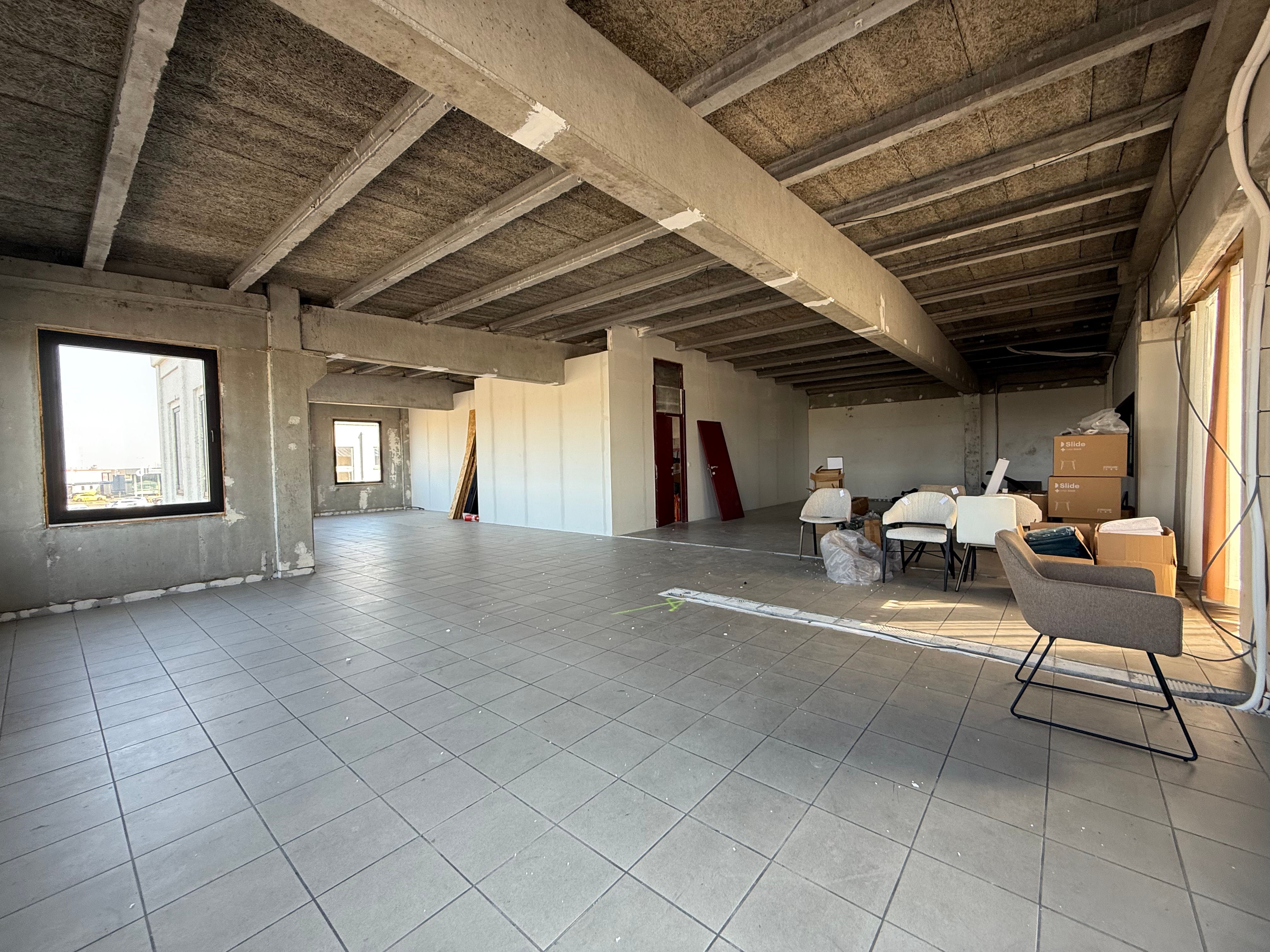 Instapklaar handelspand 428m² met 14 staanplaatsen foto 8