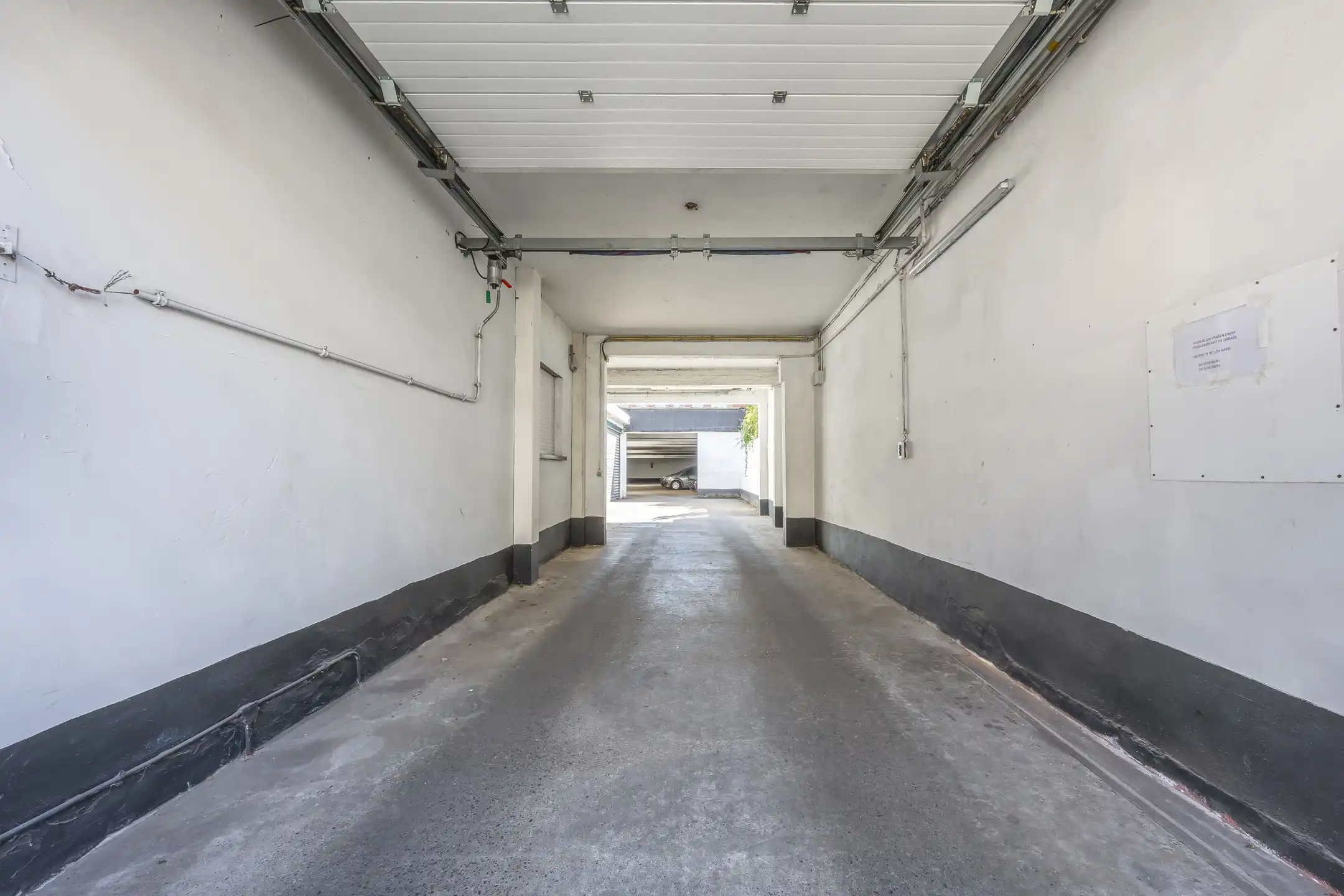 goed gelegen en afgesloten magazijn of autostaanplaatsen (480m²) foto 5