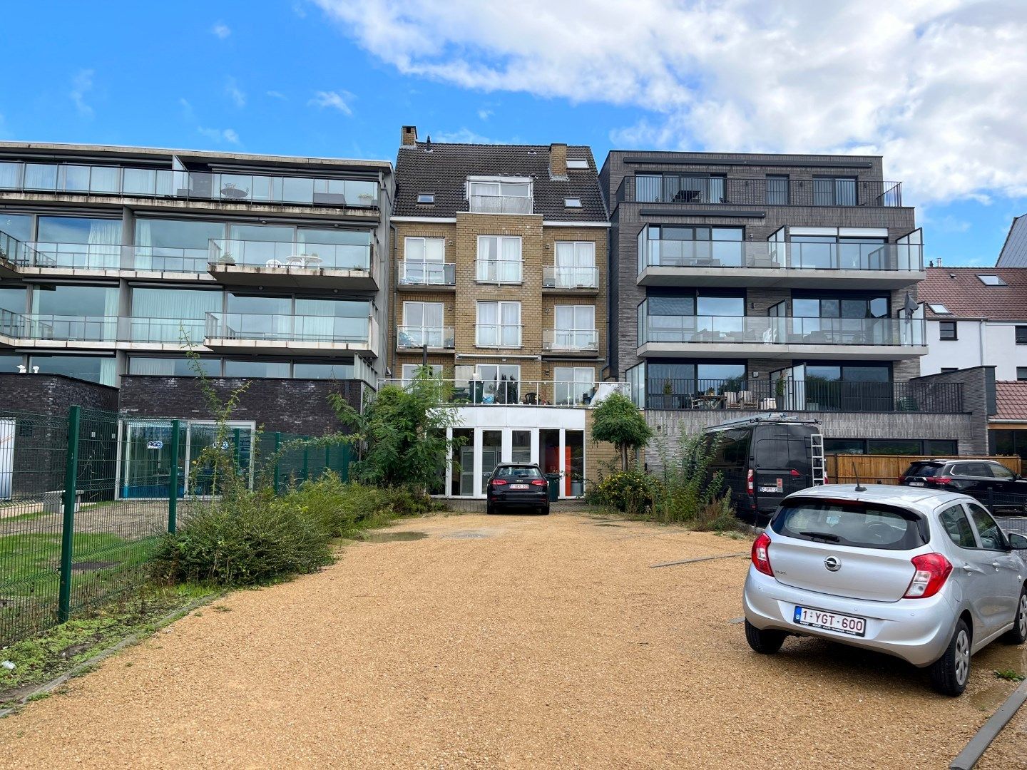 Uitstekend gelegen commercieel pand met parkeermogelijkheden ! foto 9