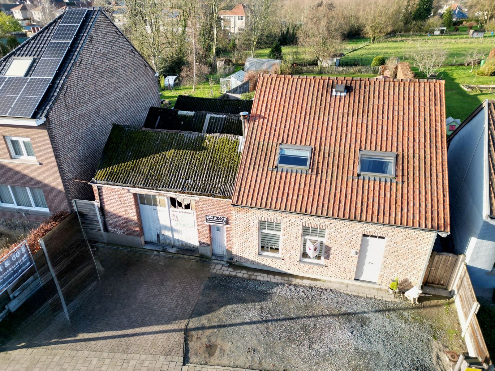 Prachtige woning met 3 SLPK, tuin, garage én beroepsruimte! foto {{pictureIndex}}