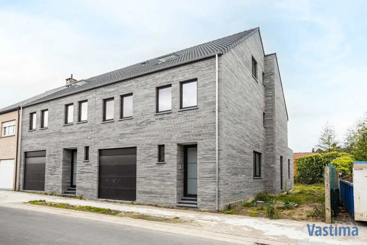 Nieuwbouw halfopen woning met 3 slaapkamers, garage en tuin foto {{pictureIndex}}