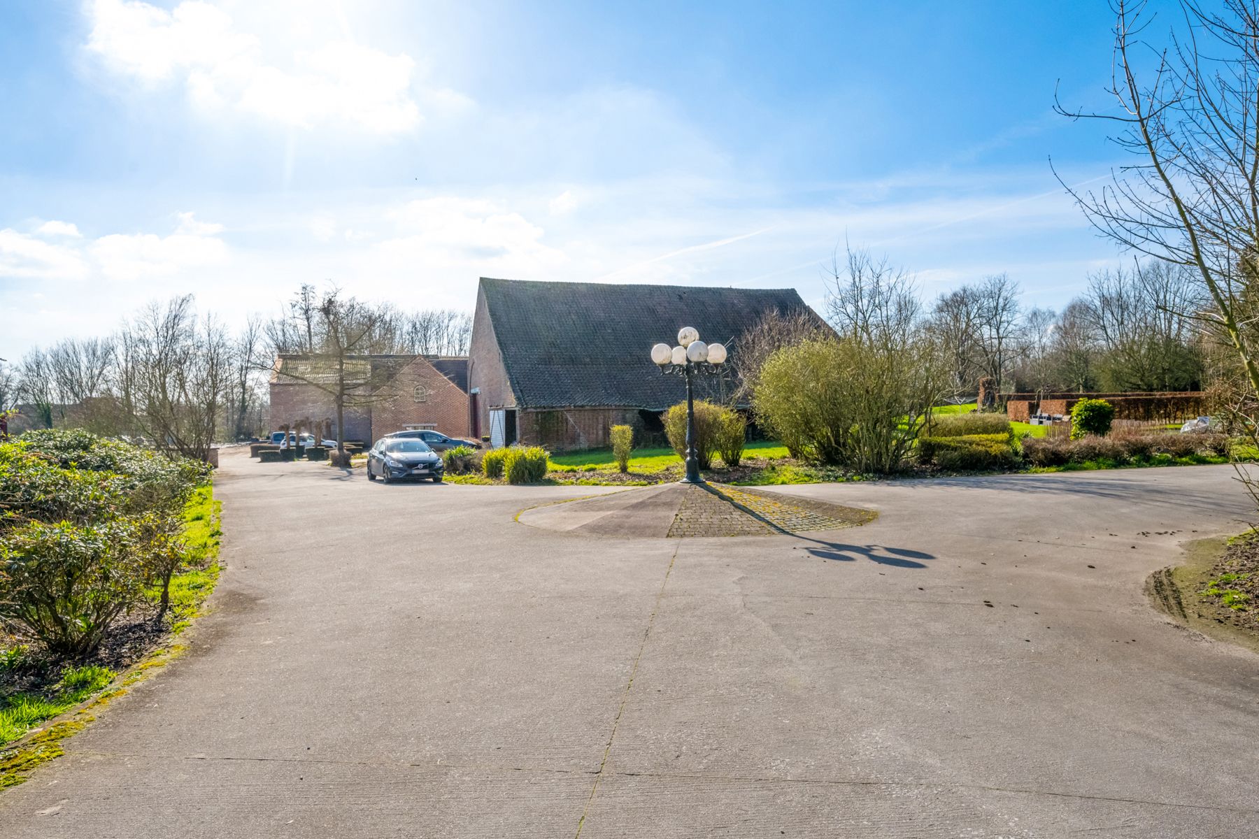 Unieke vierkantshoeve met woonhuis, kantoren en loodsen foto 27