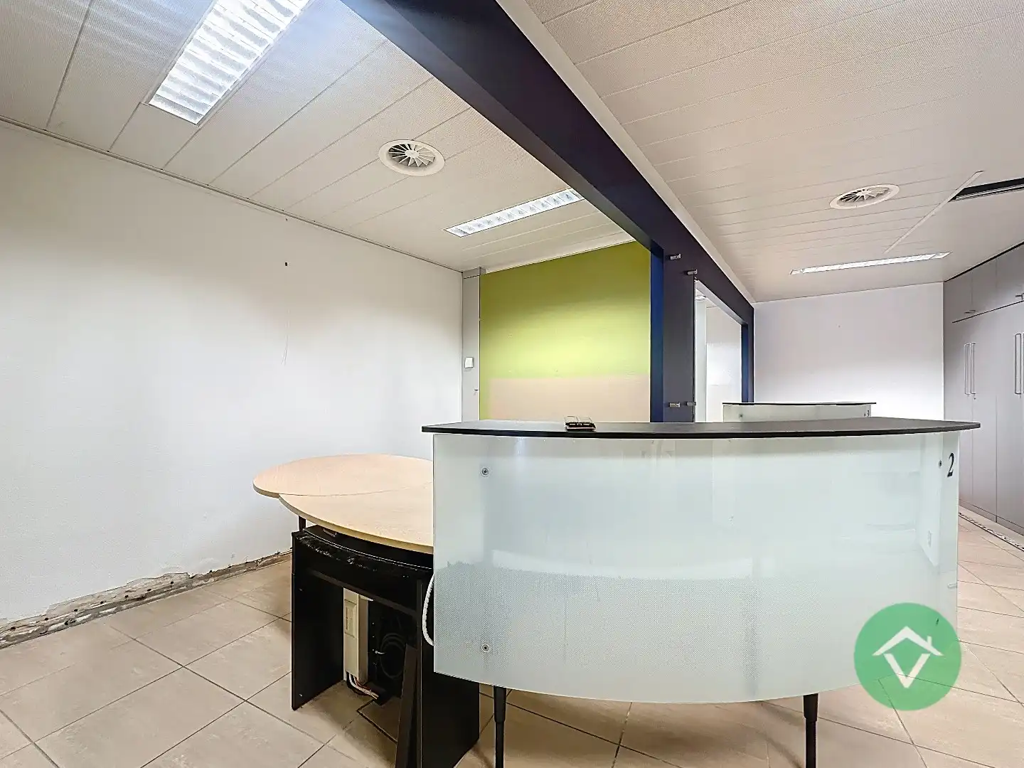 Commerciële toplocatie in Vleteren met burelen, vergaderruimtes en parking foto 12