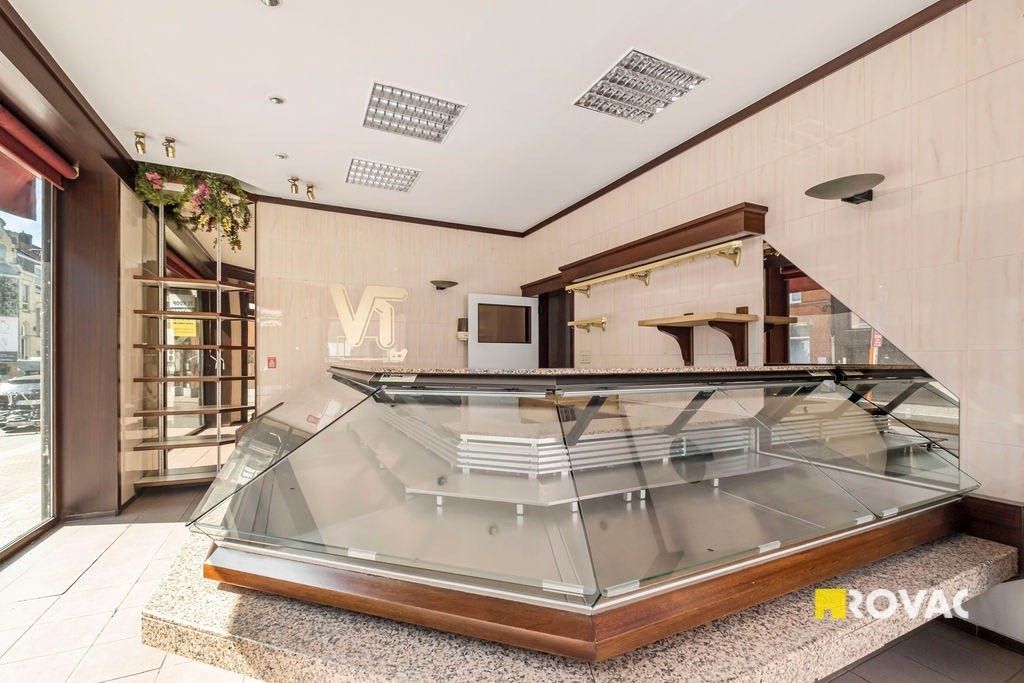 Zeer ruime woning met handelsmogelijkheden foto 3