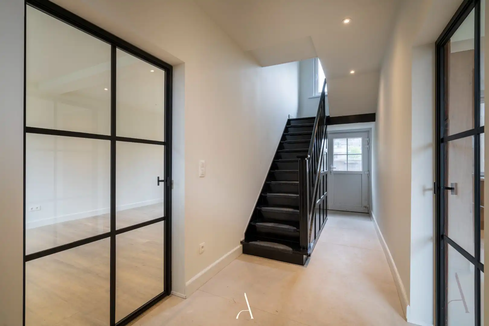Volledig gerenoveerde stadswoning van 269 m² met 6 slaapkamers en carport in het centrum van Maaseik foto 11
