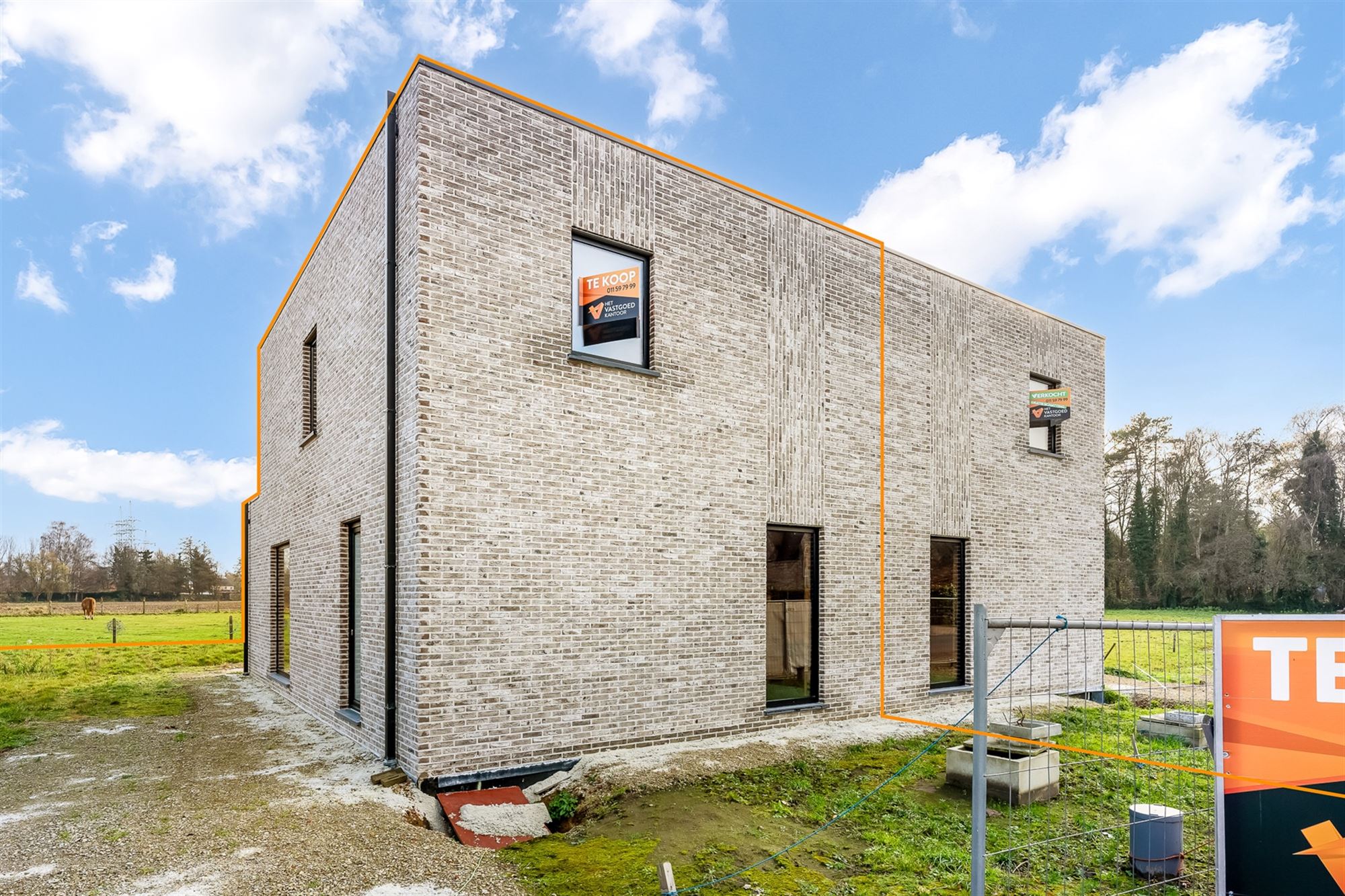 KNAPPE NIEUWBOUWWONING OP ZEER GOEDE LOCATIE TE HASSELT MET ZICHT OP DE ACHTERLIGGENDE WEIDES foto {{pictureIndex}}