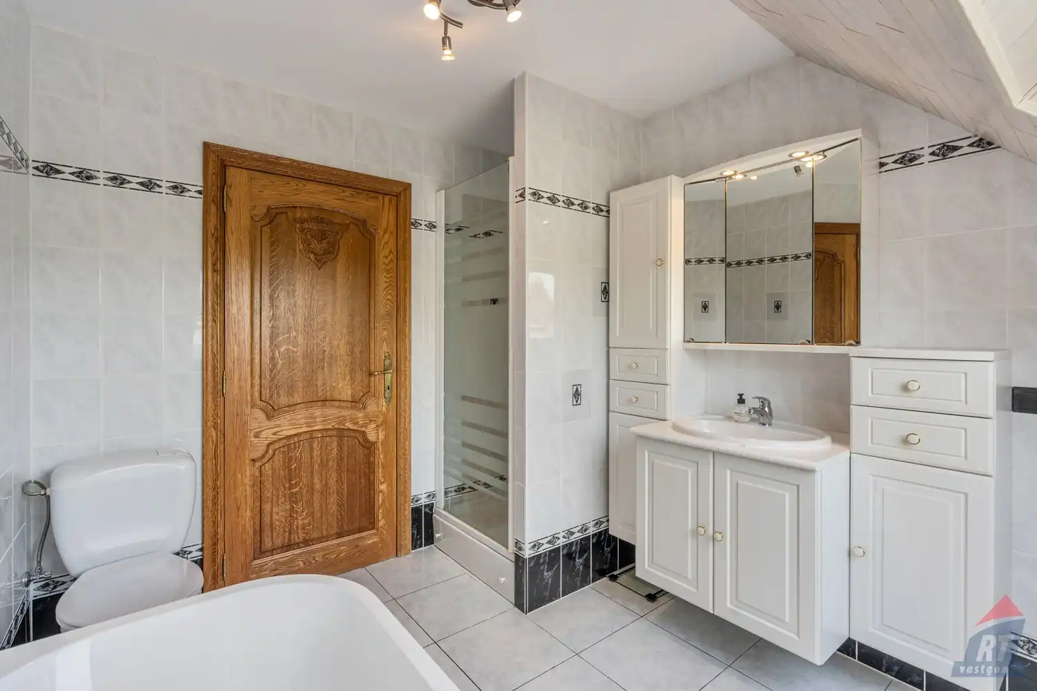 Instapklare open bebouwing met 4 slaapkamers, ruime tuin en dubbele garage in het groene Sint-Truiden foto 16