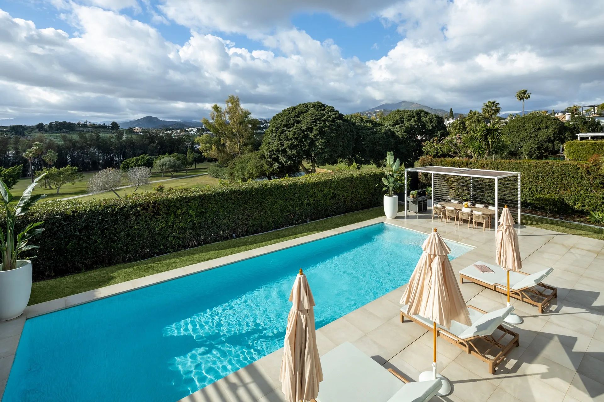 Moderne luxe aan de golfbaan – villa met adembenemend uitzicht in het hart van Nueva Andalucía foto 18