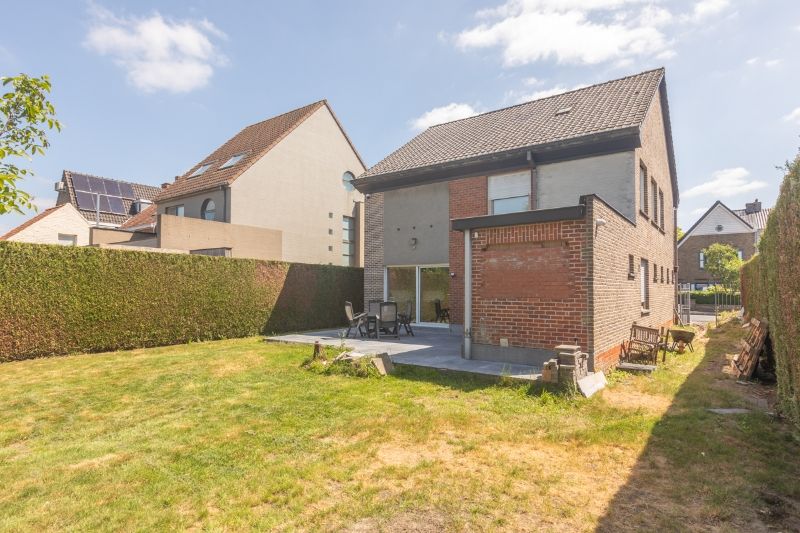 Rustig gelegen, alleenstaande woning op 674m2 met 3 slaapkamers, lichtrijke woonkamer met zicht op de tuin.... foto 9