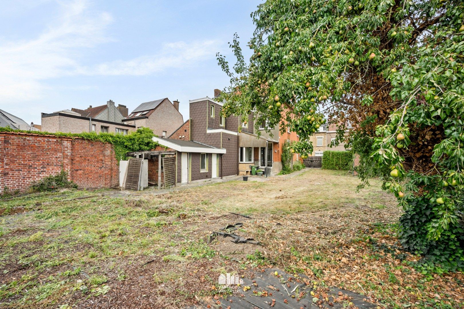 Te renoveren herenwoning met zonnige tuin en garage in hartje Ieper foto 18